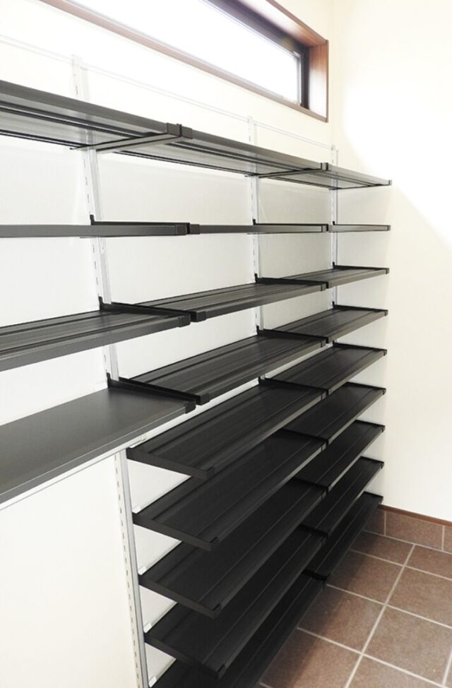 スキップフロアの開放感と木の格子が美しく調和するスタイリッシュモダンな2階建て - 向洋ハウジング - 玄関収納