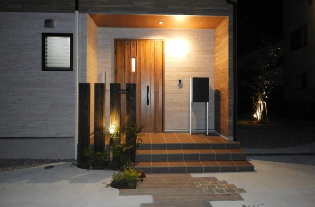 スキップフロアの開放感と木の格子が美しく調和するスタイリッシュモダンな2階建て - 向洋ハウジング - 玄関外構