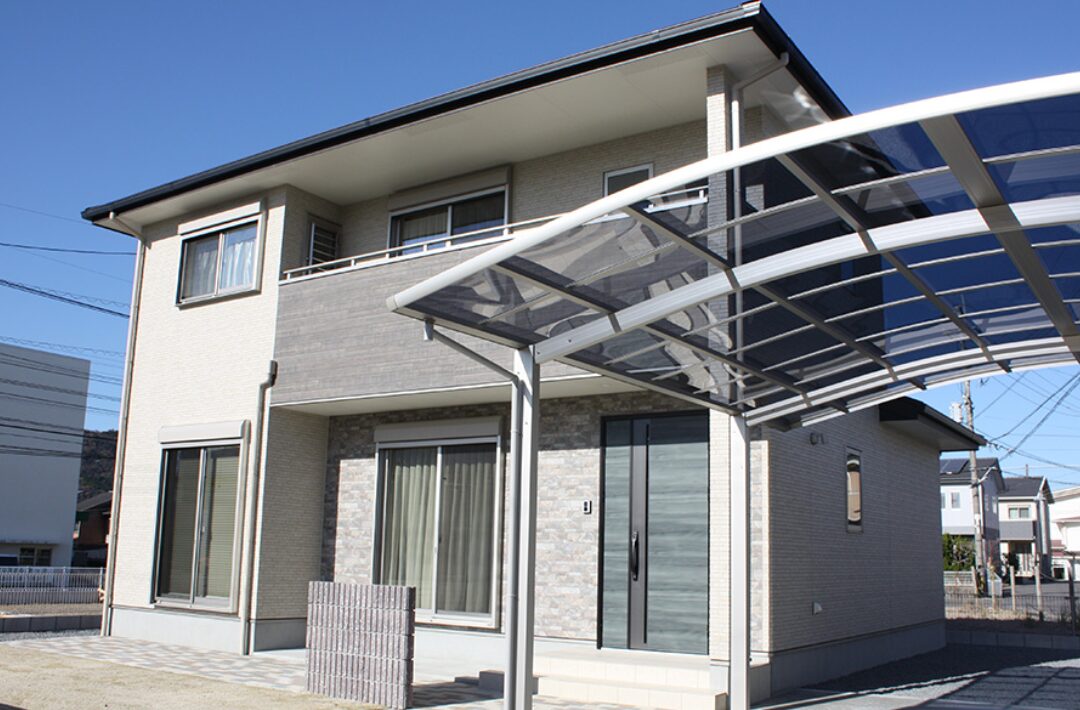 モノトーンと木の質感が調和する光に満ちた大人モダンな2階建て