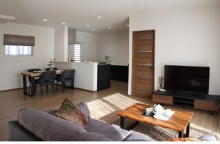 モノトーンと木の質感が調和する光に満ちた大人モダンな2階建て - 向洋ハウジング - LDK