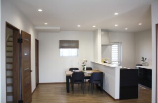 モノトーンと木の質感が調和する光に満ちた大人モダンな2階建て - 向洋ハウジング - ダイニング