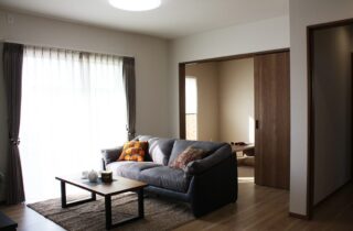 モノトーンと木の質感が調和する光に満ちた大人モダンな2階建て - 向洋ハウジング - リビング