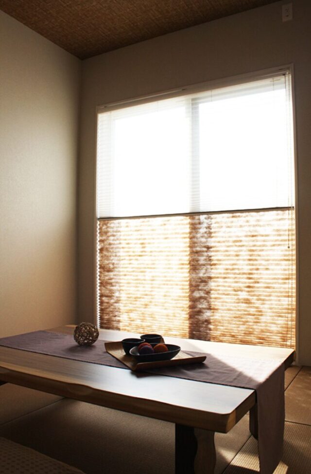 モノトーンと木の質感が調和する光に満ちた大人モダンな2階建て - 向洋ハウジング - 和室