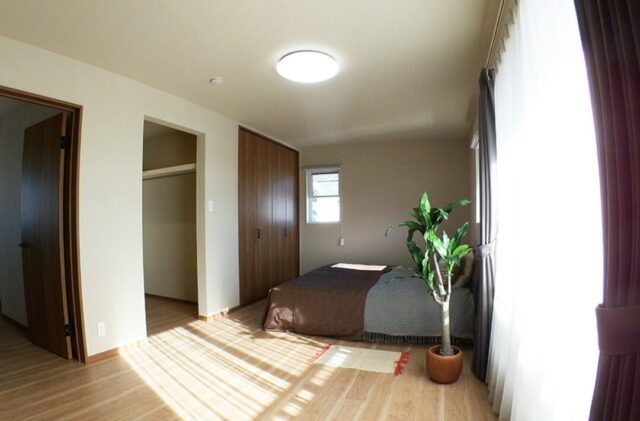 モノトーンと木の質感が調和する光に満ちた大人モダンな2階建て - 向洋ハウジング - 寝室