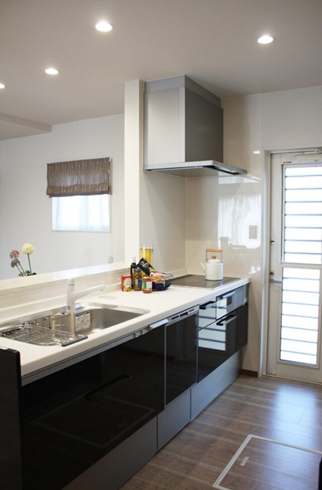 モノトーンと木の質感が調和する光に満ちた大人モダンな2階建て - 向洋ハウジング - キッチン