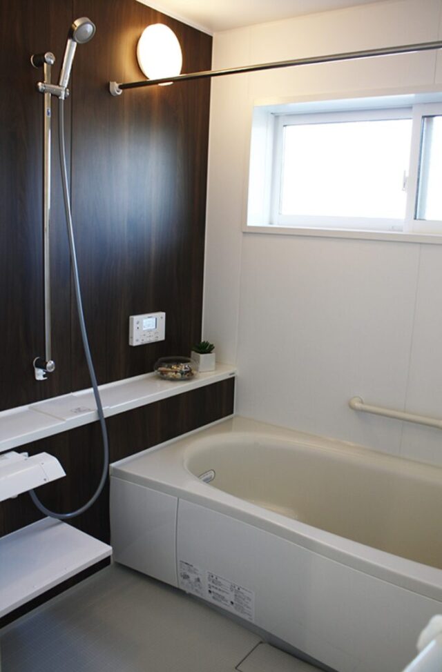 モノトーンと木の質感が調和する光に満ちた大人モダンな2階建て - 向洋ハウジング - 浴室