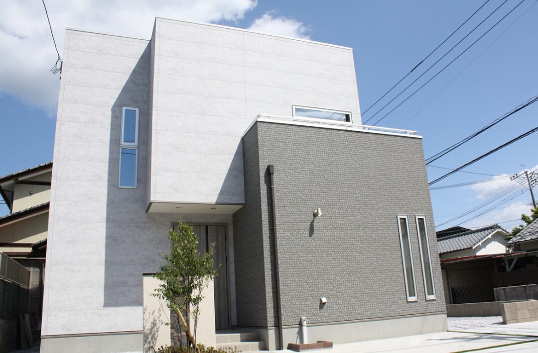 モノトーンの洗練と畳スペースが融合するクローズドデザインの2階建て