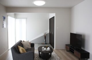 モノトーンの洗練と畳スペースが融合するクローズドデザインの2階建て - 向洋ハウジング - リビング