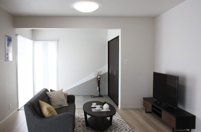 モノトーンの洗練と畳スペースが融合するクローズドデザインの2階建て - 向洋ハウジング - リビング