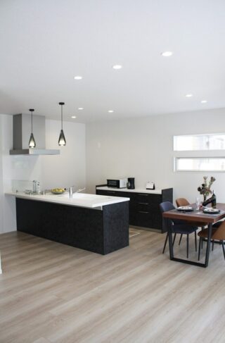 モノトーンの洗練と畳スペースが融合するクローズドデザインの2階建て - 向洋ハウジング - キッチン・ダイニング