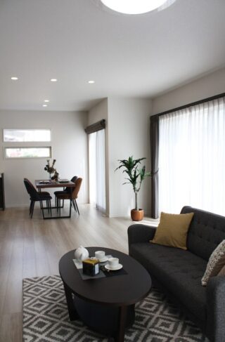 モノトーンの洗練と畳スペースが融合するクローズドデザインの2階建て - 向洋ハウジング - リビング・ダイニング