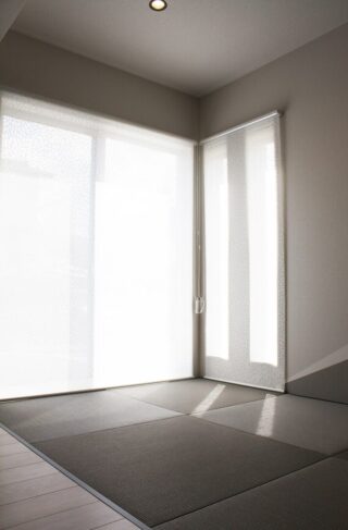 モノトーンの洗練と畳スペースが融合するクローズドデザインの2階建て - 向洋ハウジング - 和室