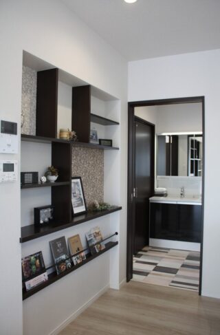 モノトーンの洗練と畳スペースが融合するクローズドデザインの2階建て - 向洋ハウジング - 洗面スペース