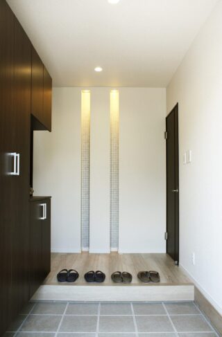 モノトーンの洗練と畳スペースが融合するクローズドデザインの2階建て - 向洋ハウジング - 玄関