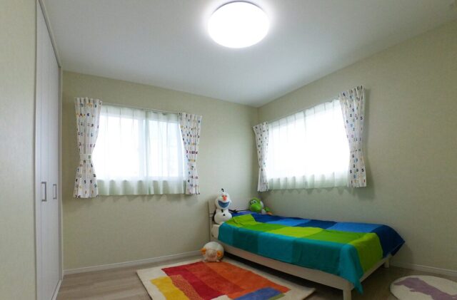 モノトーンの洗練と畳スペースが融合するクローズドデザインの2階建て - 向洋ハウジング - 洋室