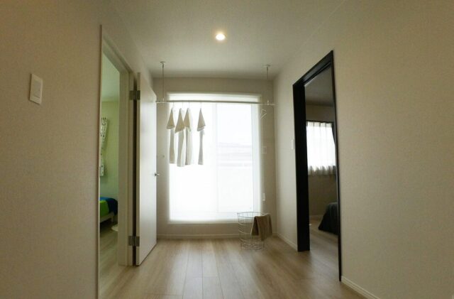 モノトーンの洗練と畳スペースが融合するクローズドデザインの2階建て - 向洋ハウジング - 廊下