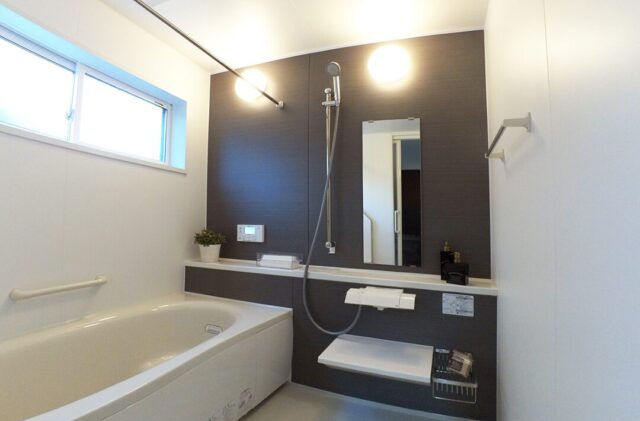 モノトーンの洗練と畳スペースが融合するクローズドデザインの2階建て - 向洋ハウジング - 浴室