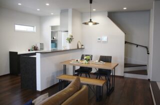 家族を見守る安心の間取りと光あふれるLDKが叶える機能美の2階建て - 向洋ハウジング - ダイニング