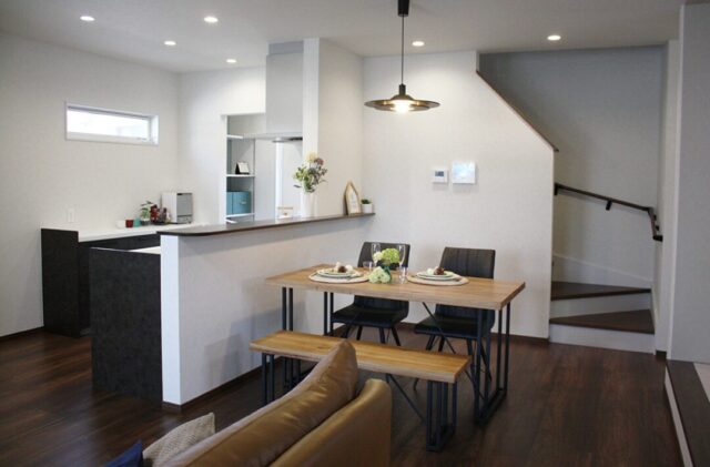 家族を見守る安心の間取りと光あふれるLDKが叶える機能美の2階建て - 向洋ハウジング - ダイニング