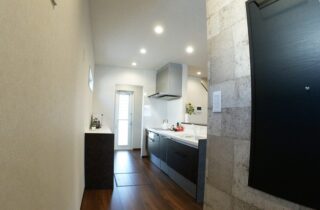 家族を見守る安心の間取りと光あふれるLDKが叶える機能美の2階建て - 向洋ハウジング - キッチン