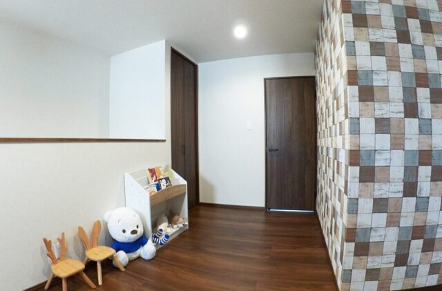 家族を見守る安心の間取りと光あふれるLDKが叶える機能美の2階建て - 向洋ハウジング - 2階ホール