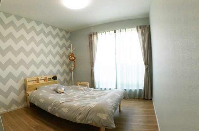 家族を見守る安心の間取りと光あふれるLDKが叶える機能美の2階建て - 向洋ハウジング - 洋室