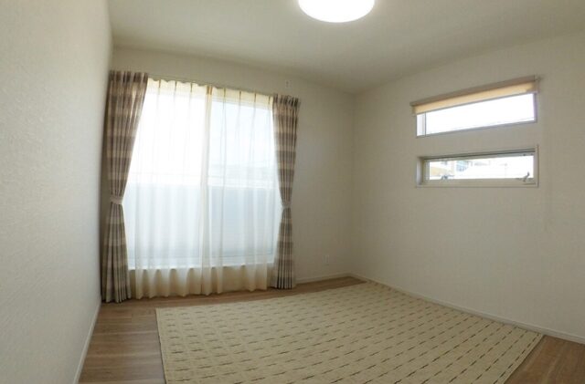 家族を見守る安心の間取りと光あふれるLDKが叶える機能美の2階建て - 向洋ハウジング - 洋室