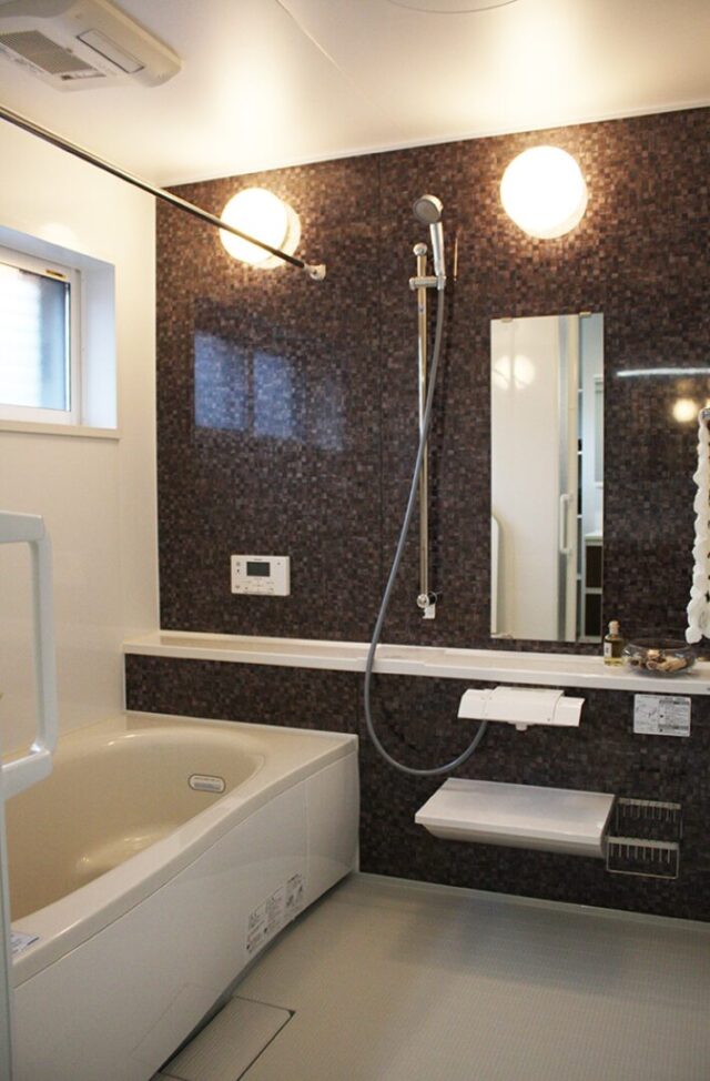 家族を見守る安心の間取りと光あふれるLDKが叶える機能美の2階建て - 向洋ハウジング - 浴室