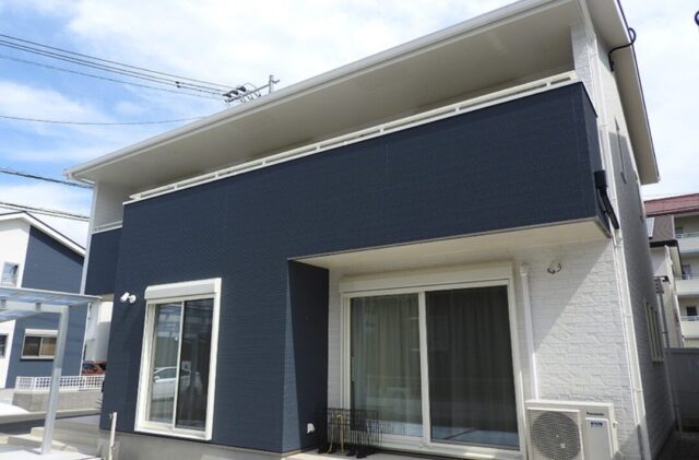 ネイビーと白のコントラストが映える爽やかで大人可愛い2階建て - 向洋ハウジング - 外観