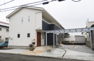 ネイビーと白のコントラストが映える爽やかで大人可愛い2階建て - 向洋ハウジング - 外観・外構