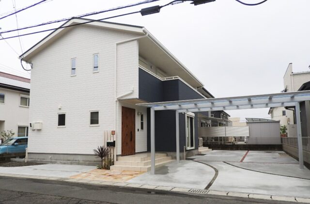 ネイビーと白のコントラストが映える爽やかで大人可愛い2階建て - 向洋ハウジング - 外観・外構