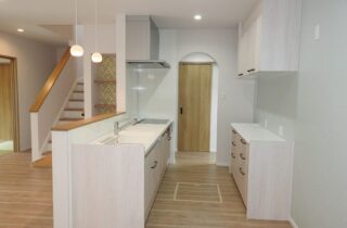 ネイビーと白のコントラストが映える爽やかで大人可愛い2階建て - 向洋ハウジング - キッチン・階段