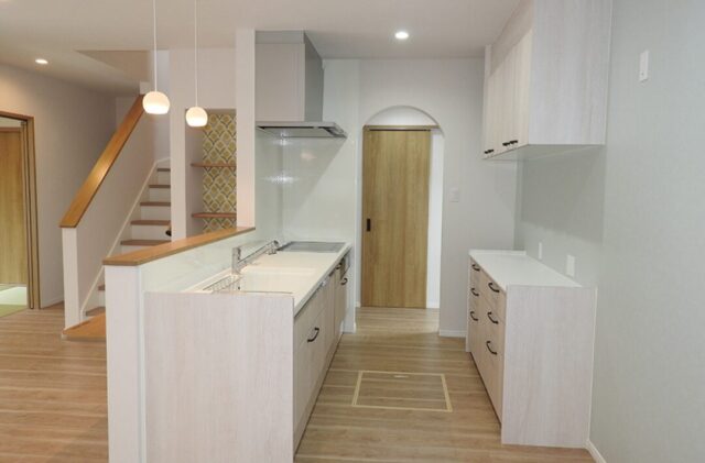 ネイビーと白のコントラストが映える爽やかで大人可愛い2階建て - 向洋ハウジング - キッチン・階段