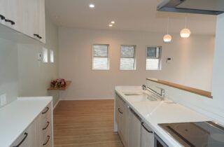 ネイビーと白のコントラストが映える爽やかで大人可愛い2階建て - 向洋ハウジング - キッチン