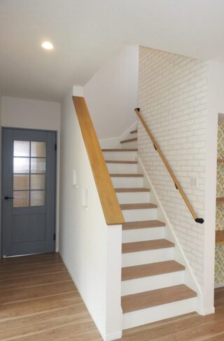 ネイビーと白のコントラストが映える爽やかで大人可愛い2階建て - 向洋ハウジング - 階段