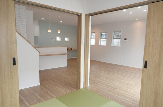 ネイビーと白のコントラストが映える爽やかで大人可愛い2階建て - 向洋ハウジング - LDK・和室