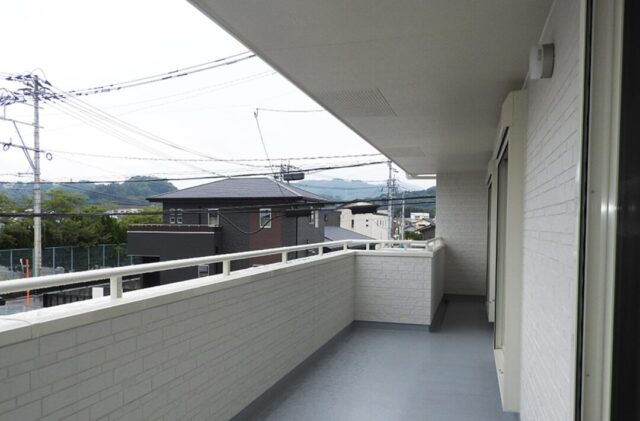 ネイビーと白のコントラストが映える爽やかで大人可愛い2階建て - 向洋ハウジング - ベランダ