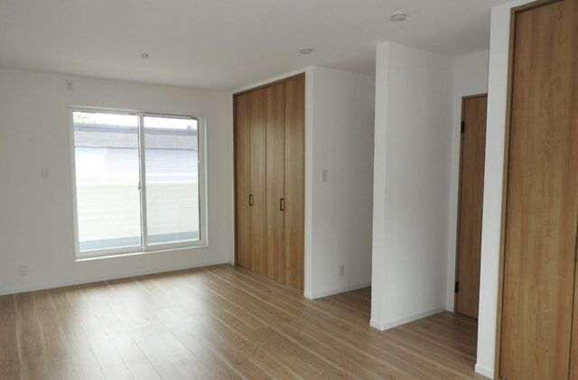 ネイビーと白のコントラストが映える爽やかで大人可愛い2階建て - 向洋ハウジング - 洋室