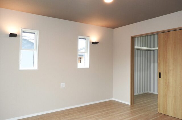 ネイビーと白のコントラストが映える爽やかで大人可愛い2階建て - 向洋ハウジング - 洋室・収納