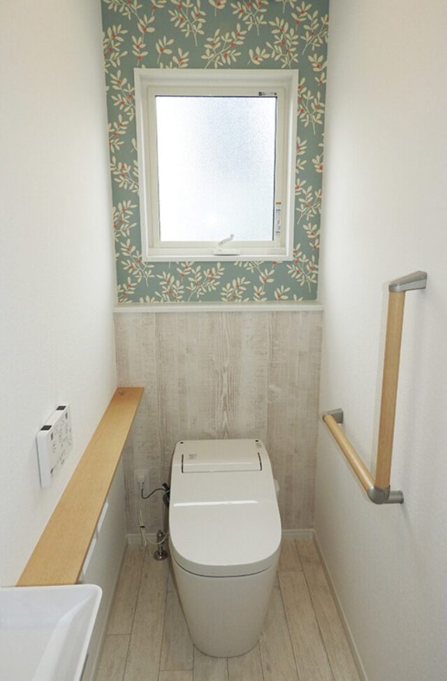 ネイビーと白のコントラストが映える爽やかで大人可愛い2階建て - 向洋ハウジング - トイレ