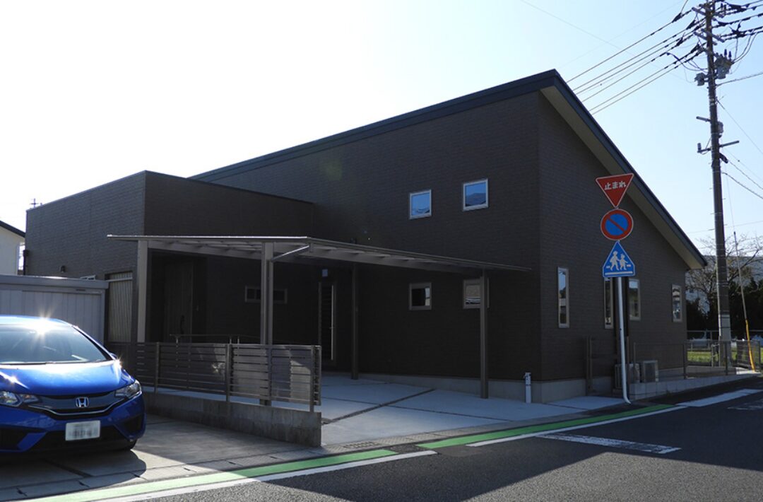 ブラックの洗練された外観にロフトとバリアフリーを備えた平屋