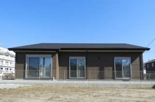 ブラックの洗練された外観にロフトとバリアフリーを備えた平屋 - 向洋ハウジング - 外観