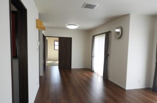 ブラックの洗練された外観にロフトとバリアフリーを備えた平屋 - 向洋ハウジング - リビング・和室