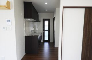 ブラックの洗練された外観にロフトとバリアフリーを備えた平屋 - 向洋ハウジング - キッチン