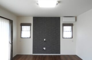 ブラックの洗練された外観にロフトとバリアフリーを備えた平屋 - 向洋ハウジング - リビング