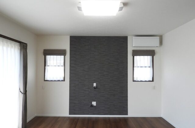 ブラックの洗練された外観にロフトとバリアフリーを備えた平屋 - 向洋ハウジング - リビング