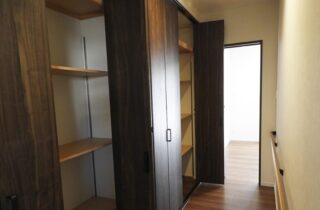 ブラックの洗練された外観にロフトとバリアフリーを備えた平屋 - 向洋ハウジング - 収納