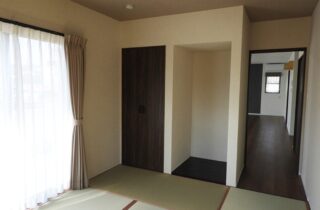 ブラックの洗練された外観にロフトとバリアフリーを備えた平屋 - 向洋ハウジング - 和室・収納