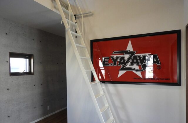 ブラックの洗練された外観にロフトとバリアフリーを備えた平屋 - 向洋ハウジング - ロフト