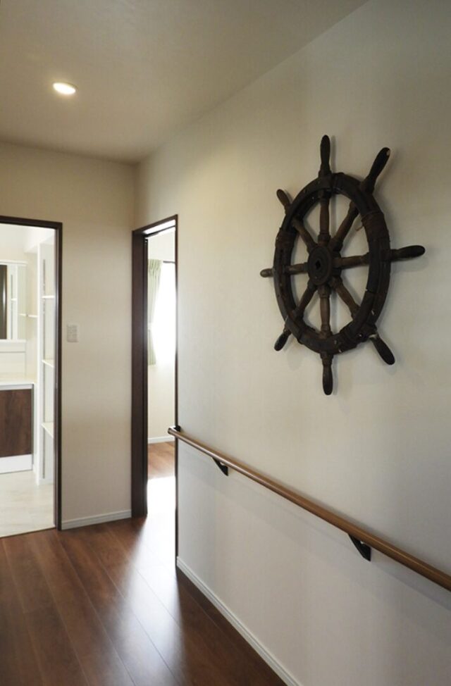 ブラックの洗練された外観にロフトとバリアフリーを備えた平屋 - 向洋ハウジング - 廊下